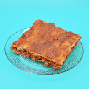 La petite Sara Cafetería Pastelería en Madrid Tartas artesanales Empanada salada de hojaldre con relleno jugoso